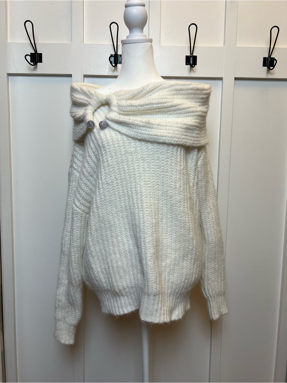 Zara Size Medium White Off Shoulder Roll Down Sweater Knit Fall Winter Luxury